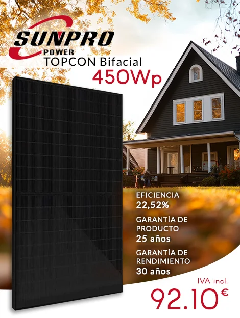 Panel solar Sunpro Power.450Wp TOPCON Bifacial sobre un fondo otoñal con una casa al fondo. Eficiencia: 22,52%, garantía del producto: 25 años y garantía de rendimiento: 30 años. Precio: 92,10€ IVA inc.